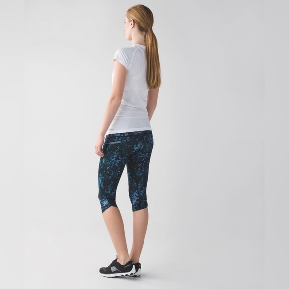 Lululemon Run: Top Speed Crop *Full-On Luxtreme
Floral Backdrop Blue Denim Multi - Picture 6 of 10